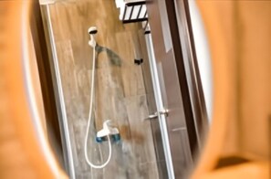 Habitación cuádruple, vista a la ciudad | Baño | Amenidades de baño gratuitas, secadora de cabello, pantuflas, toallas