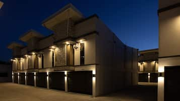 Bagian depan properti - sore/malam