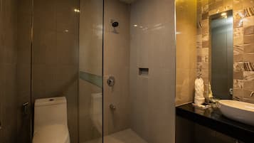 Superior Room | Bathroom | Shower, free toiletries, bidet, towels