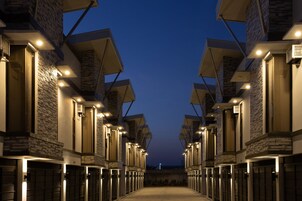Fachada de la propiedad por la tarde o noche