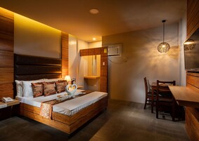 Escritorio y espacio para trabajar con laptop 