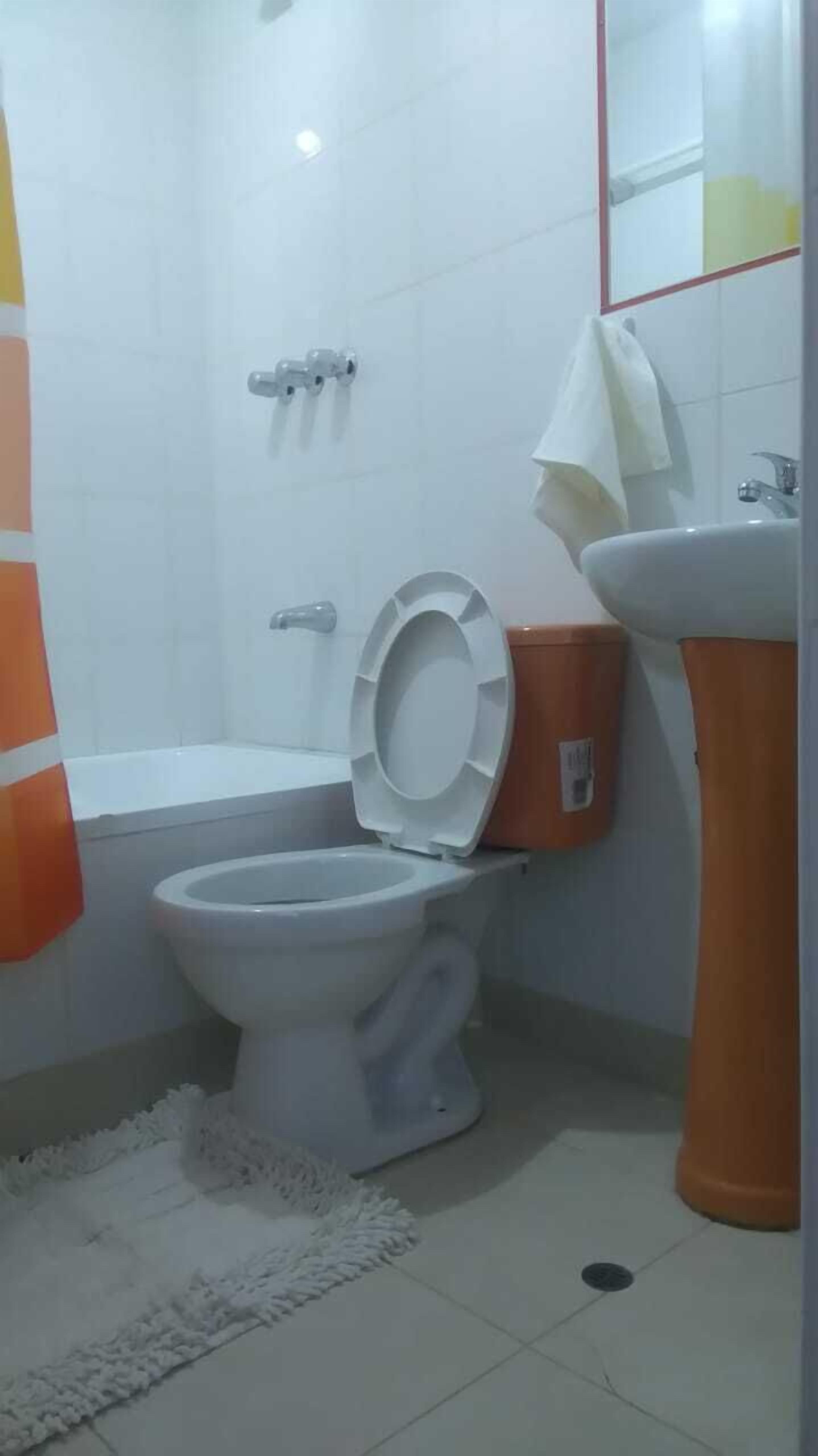 Shower, free toiletries, towels