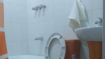 Shower, free toiletries, towels