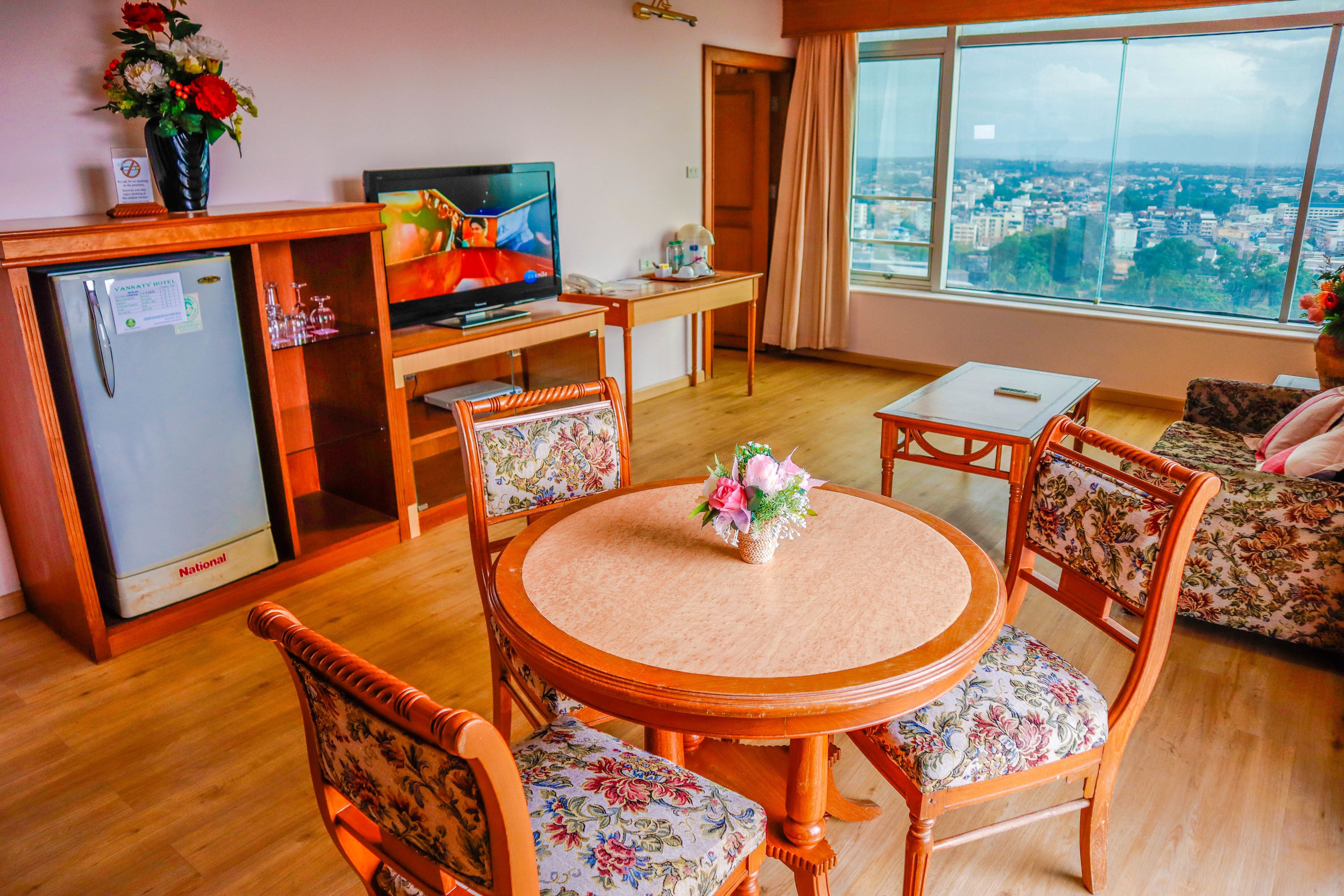 suite | living area | 32-inch flat-screen tv with cable channels, tv