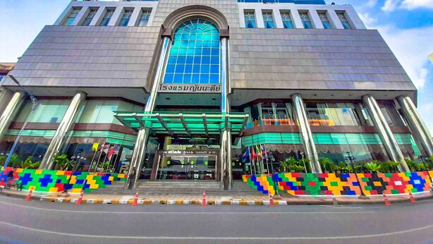A modern hotel with a prominent entrance, large windows, and a colorful facade. - Yannaty Hotel Halal (Hat Yai)