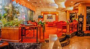 Coin salon dans le hall