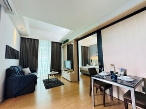 Suite Superior, 1 Tempat Tidur King, balkon | Area keluarga | TV LCD