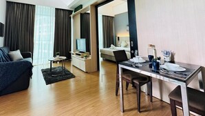Suite superior, 1 cama de matrimonio grande, balcón | Zona de estar