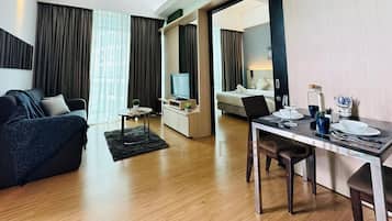 1 Bed Room Balcony Suite | Living area