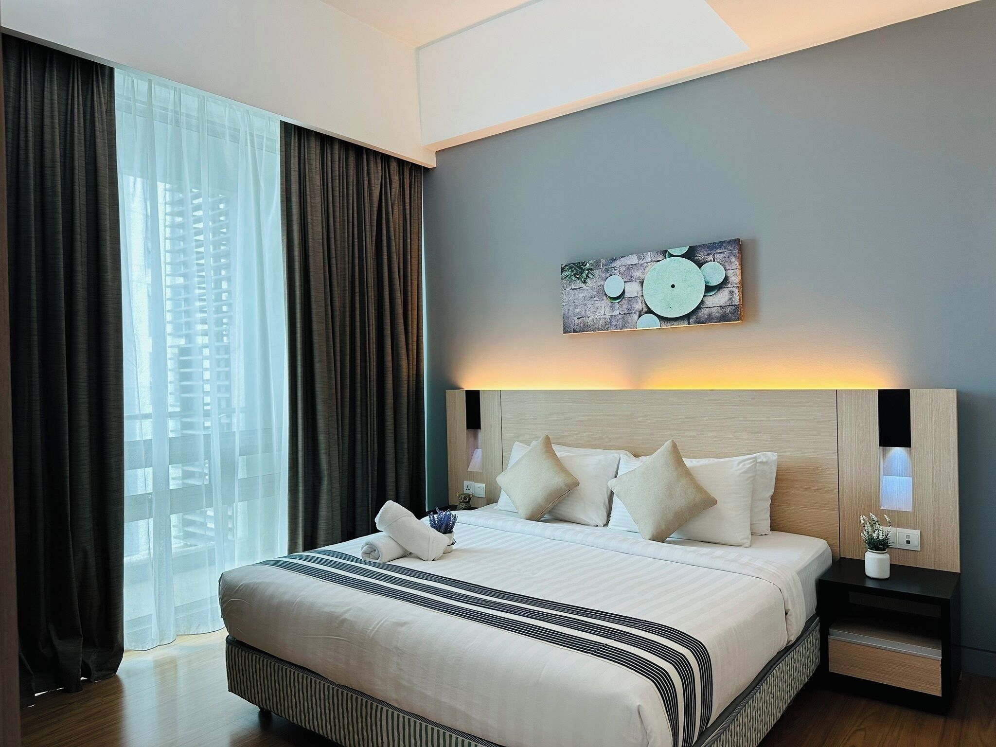 Suíte superior, 1 cama King, sacada | Espaço de trabalho para notebook, ferros/tábuas de passar roupa