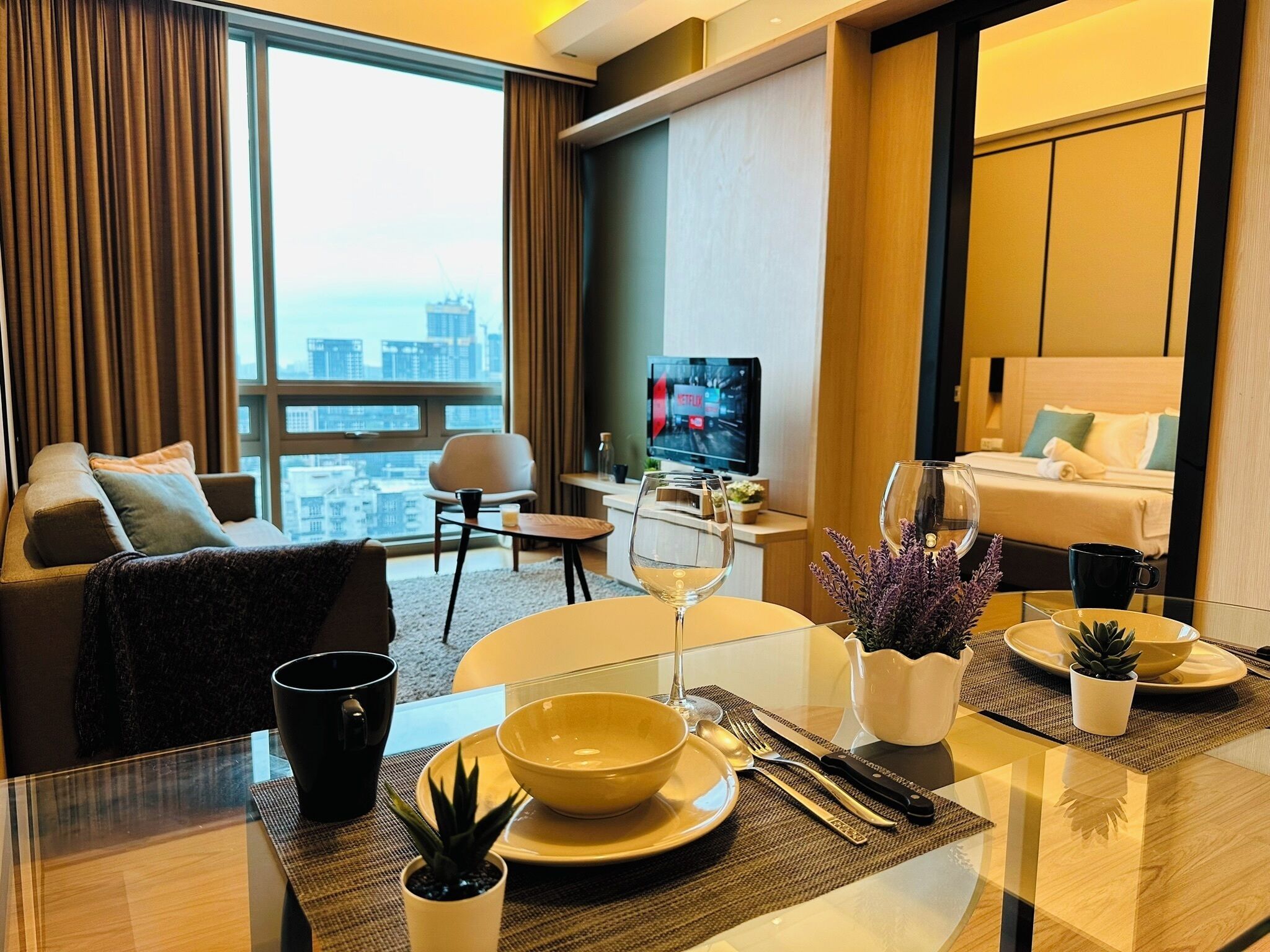 1 Bed Room Suite | In-room dining