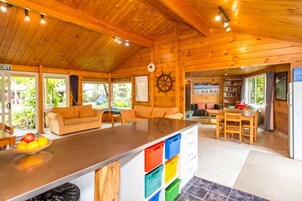 Full-sized fridge, microwave, oven, stovetop