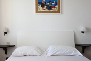 4 bedrooms, bed sheets