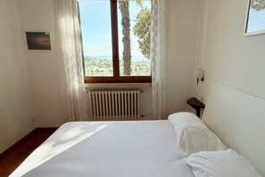 4 bedrooms, bed sheets