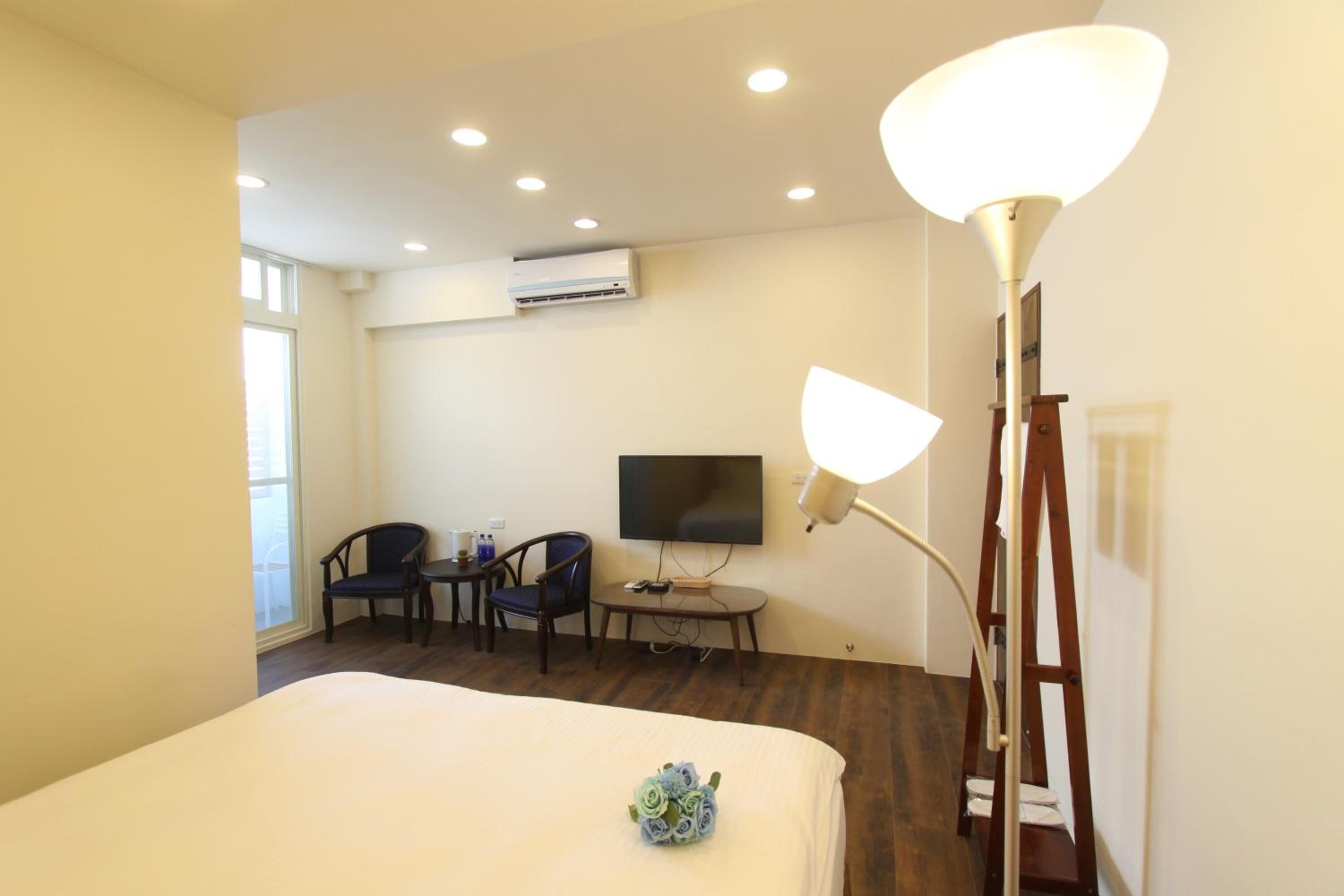 Blackout drapes, soundproofing, free WiFi, bed sheets