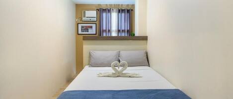 Blackout drapes, WiFi (free), bed sheets