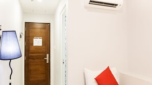 Blackout drapes, WiFi (free), bed sheets - The Rooms by Alinace at Mango (Cebu City)