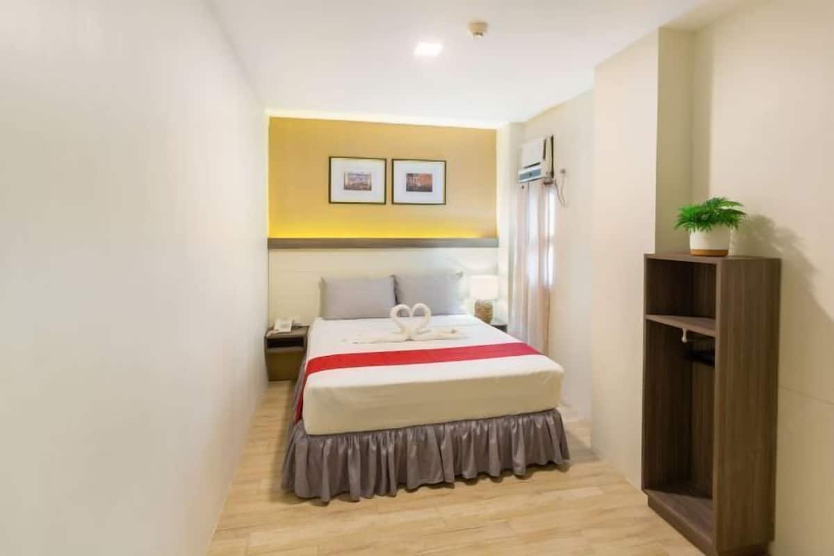 Desk, free WiFi, bed sheets