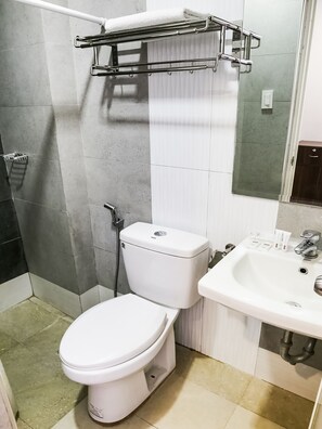 Standard Double Room | Bathroom | Shower, free toiletries, bidet, towels - The Rooms by Alinace @ Mango (Cebu)