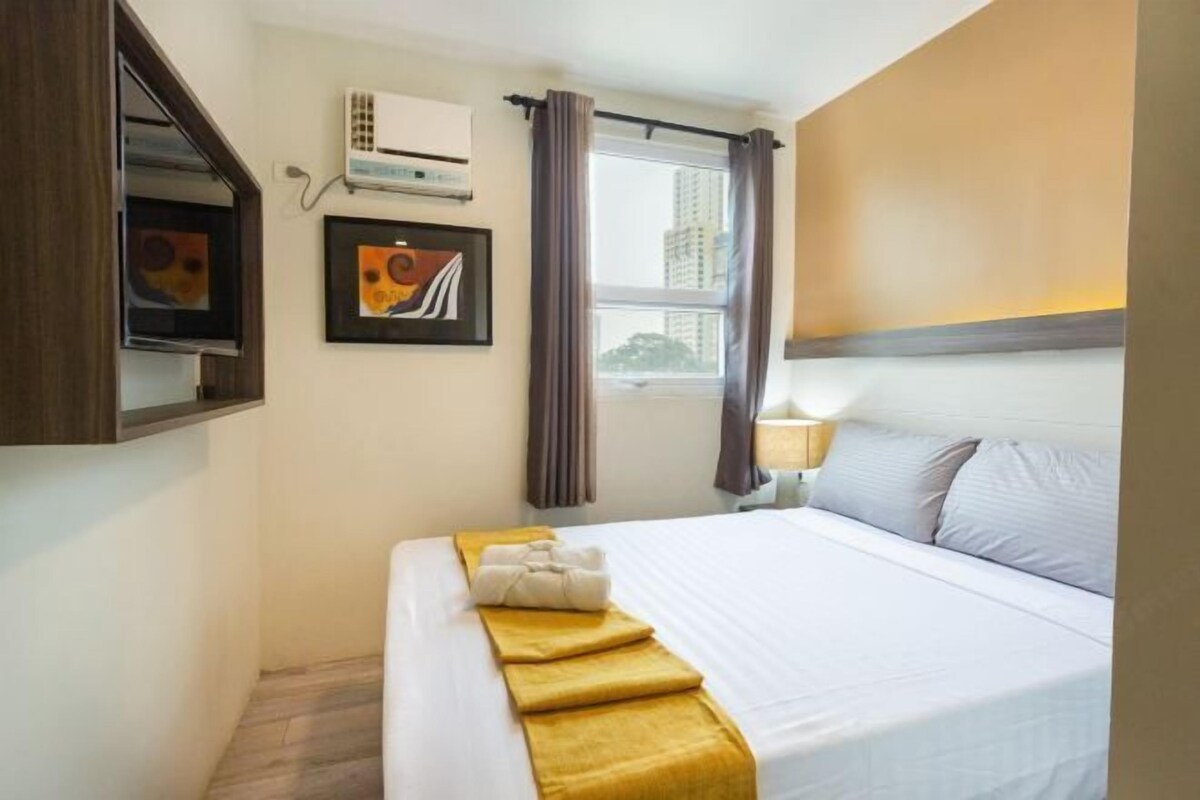 Blackout drapes, WiFi (free), bed sheets