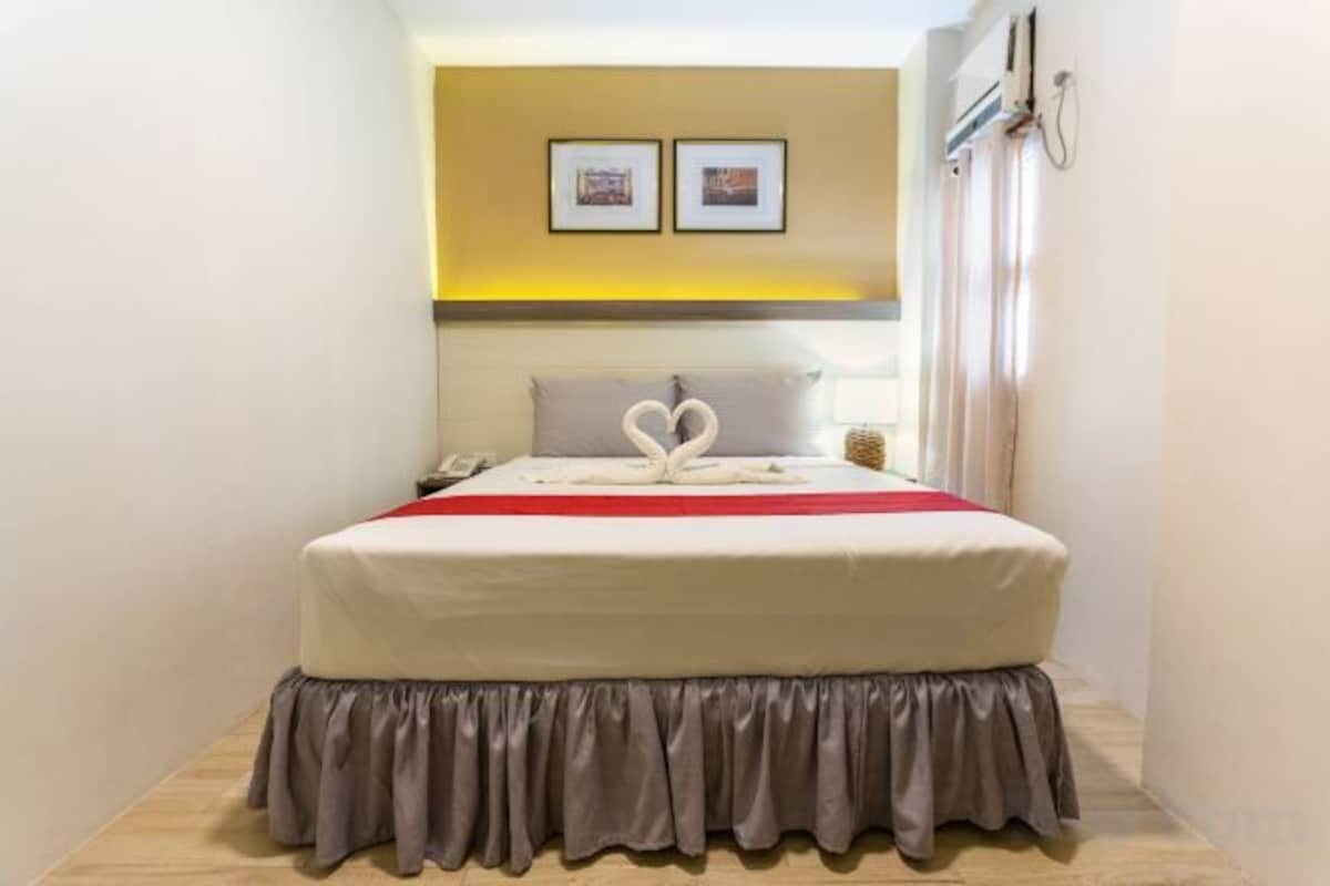 Blackout drapes, WiFi (free), bed sheets