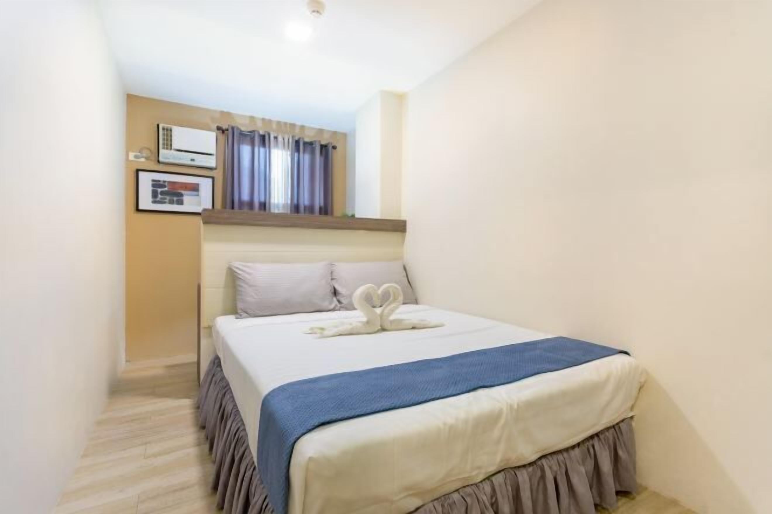 Een bureau, gratis wifi, beddengoed
