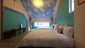 Un dormitorio con cama, tragaluz y ventana.