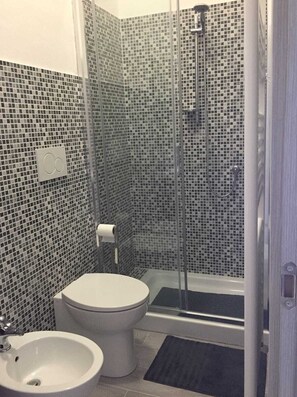 Quarto casal conforto | Banheiro | Chuveiro, produtos de toalete grátis, secador de cabelo, bidê
