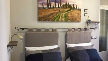 Doppia Standard | Una scrivania, Wi-Fi gratuito