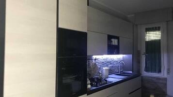 Full-size fridge, microwave, oven, stovetop