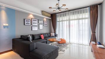 Deluxe-Apartment, 3 Schlafzimmer | Wohnzimmer | Fernseher