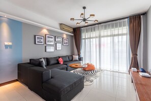 Deluxe Apartment, 3 Bedrooms | Living room | TV