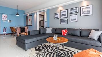 Deluxe-Apartment, 3 Schlafzimmer | Wohnbereich | Fernseher