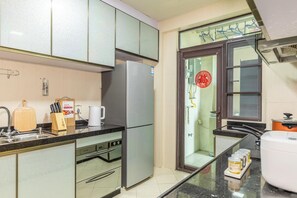 Deluxe-Apartment, 3 Schlafzimmer | Eigene Küche | Großer Kühlschrank, Herdplatte, Wasserkocher