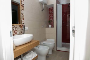 Double Room, 1 Queen Bed (Anfiteatro) | Bathroom | Shower, bathrobes, slippers, bidet - Nolana 86 (Pompei)