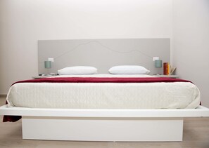 Familien-Suite, Mehrere Betten, Balkon (Vesuvio) | Schreibtisch, Verdunkelungsvorhänge, schallisolierte Zimmer