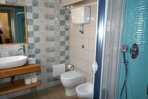Familien-Suite, Mehrere Betten, Balkon (Vesuvio) | Badezimmer | Dusche, Bademäntel, Hausschuhe, Bidet