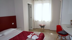 A hotel room with a bed, a desk, and a chair. - Nolana 86 (Pompei)