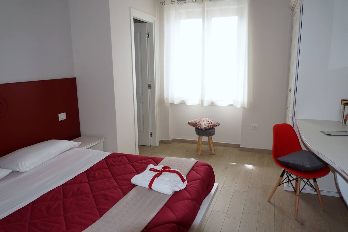 Quarto casal, 1 cama Queen (Anfiteatro) | Escrivaninha, cortinas blackout, quartos à prova de som