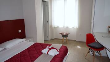 Double Room, 1 Queen Bed (Anfiteatro) | Desk, blackout drapes, soundproofing, free WiFi