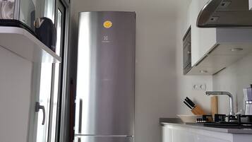 Een koelkast, een magnetron, een oven, een kookplaat