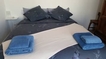1 dormitorio, tabla de planchar con plancha, wifi gratis y ropa de cama