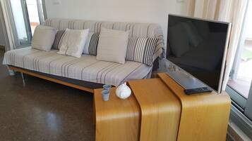 Een televisie en een stereo