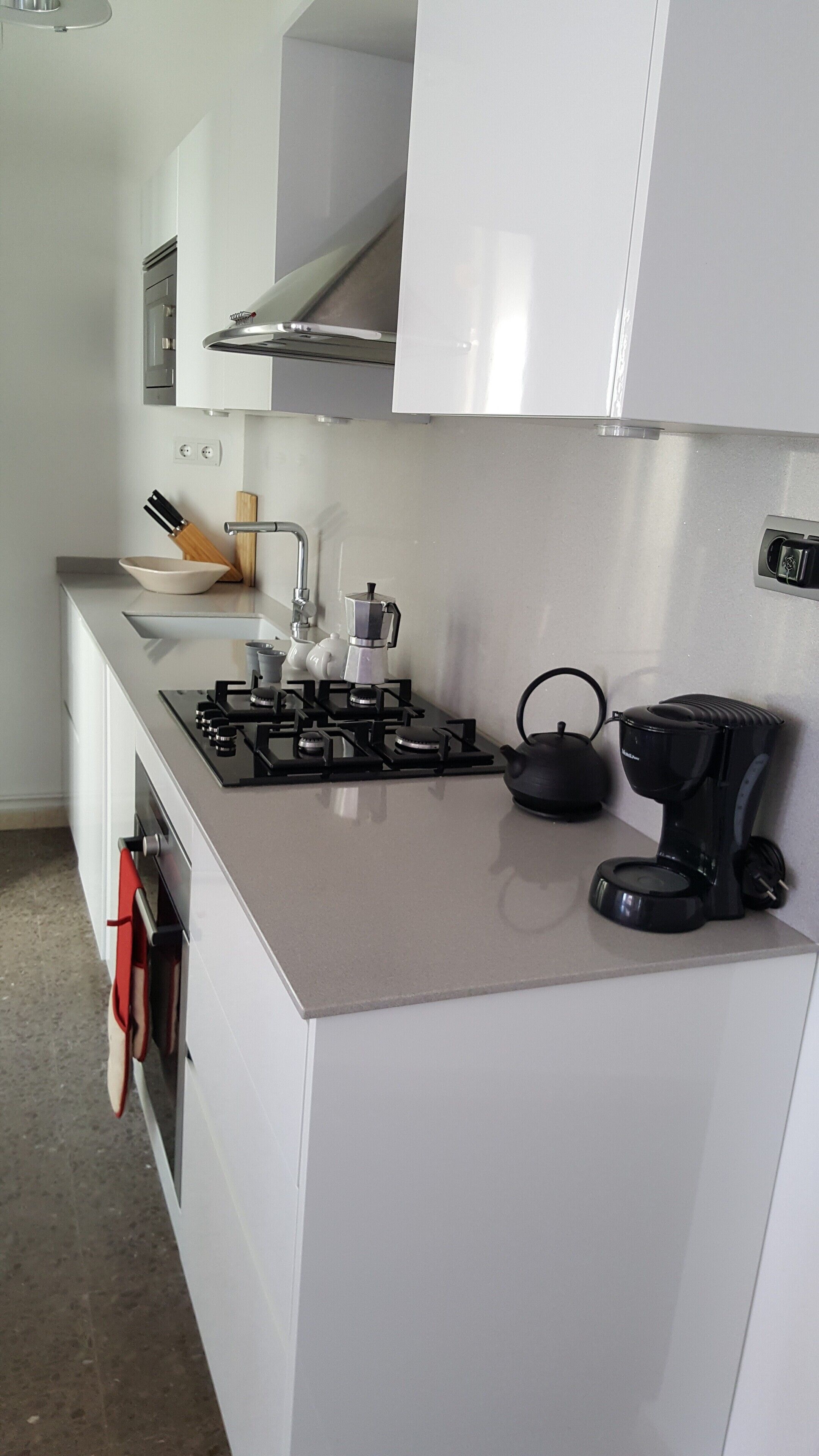 Een koffiezetapparaat/waterkoker, een koelkast, een magnetron, een oven