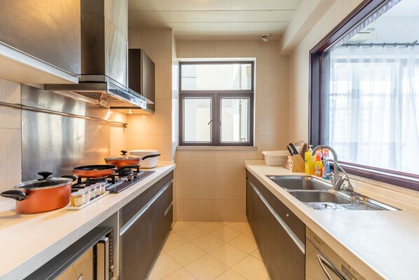 Appartement, 3 slaapkamers | Privékitchenette | Een koelkast, een kookplaat, een waterkoker