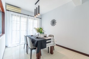 Apartment, 3 Bedrooms | In-room dining