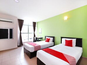 Deluxe Twin Room, 2 Single Beds | Desk, laptop workspace, free WiFi, bed sheets - OYO 816 Hotel De Kiara (Bahau)