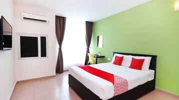 مكتب ومساحة عمل للكمبيوتر المحمول وواي فاي مجانًا وملاءات أسرّة