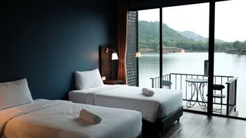 Deluxe Twin Room with Lake View | Minibar, free WiFi