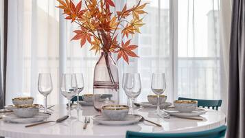 Apartment, 4 Schlafzimmer | Essbereich im Zimmer